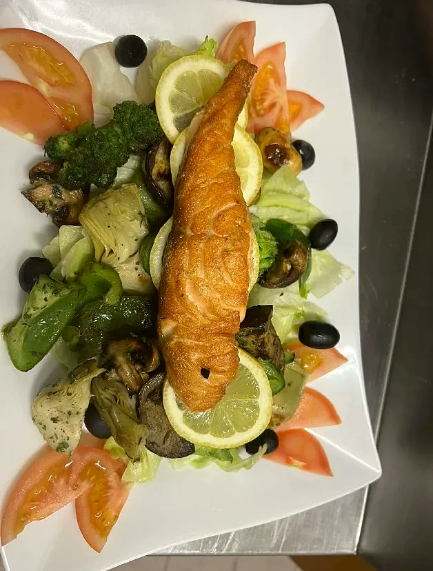 Gegrillter Lachs auf frischem Salat mit Gemüse