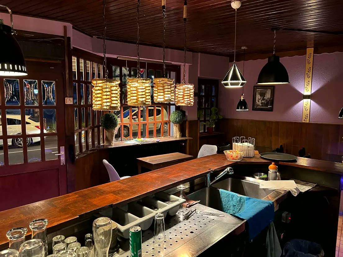Bar und Gastraum mit warmer Beleuchtung