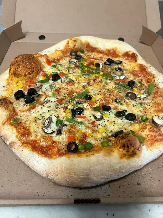 Pizza mit Gemüse, Champignons und Oliven