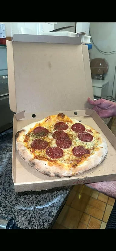 Pizza mit Salami frisch in der Box