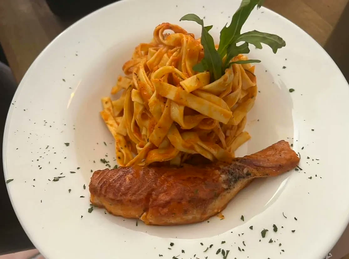 Pasta in Tomatensauce mit gebratenem Fisch