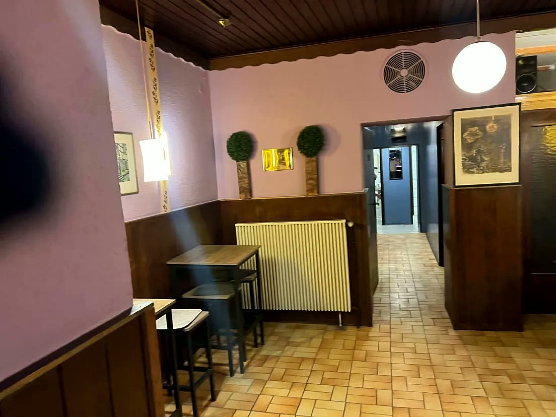 Sitzbereich mit Stehtischen im Gastraum