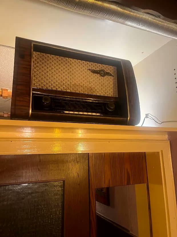 Historisches Radio als Wanddekoration