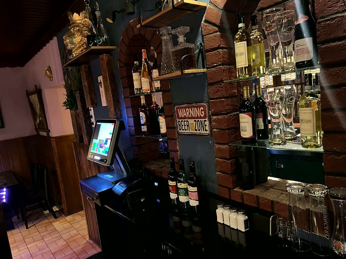 Getränkeregal hinter der Bar